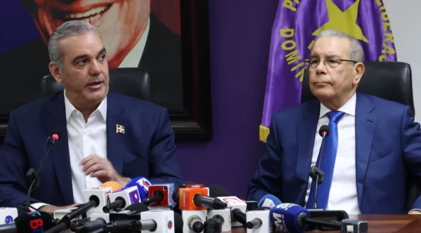 El mandatario se reunió ayer con el expresidente Danilo Medina para dar continuidad al diálogo sobre  la crisis migratoria.