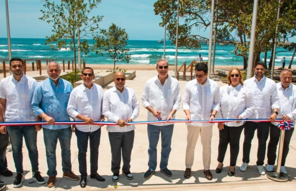 El presidente Luis Abinader exhortó a la comunidad cuidar  el malecón.  AGENCIA FOTO