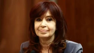 Cristina Kirchner ya no podrá presentarse en los próximos comicios legislativos, como tenía previsto, y cumplirá arresto domiciliario.