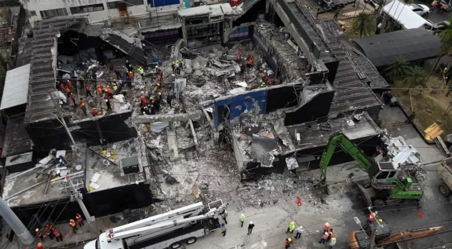 El derrumbe del techo de la discoteca Jet Set dejó 236 personas fallecidas la madrugada del martes ocho de abril. El derrumbe del techo de la discoteca Jet Set dejó 236 personas fallecidas la madrugada del martes ocho de abril.