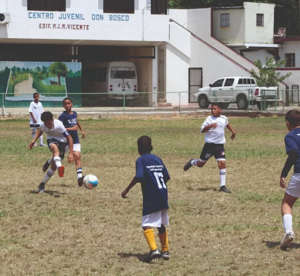 Acción de un juego en campamento Grita Gol