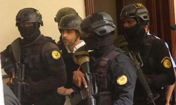 Agentes penitenciaros trasladan a Antonio Espaillat y a su hermana, Maribel Espaillat al tribunal. Chaimy soriano