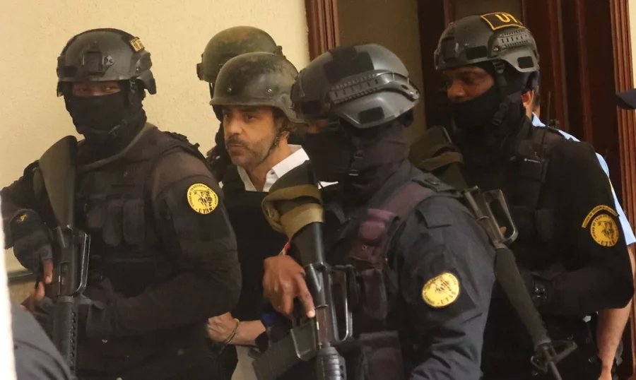 Agentes penitenciaros trasladan a Antonio Espaillat y a su hermana, Maribel Espaillat al tribunal. Chaimy soriano Agentes penitenciaros trasladan a Antonio Espaillat y a su hermana, Maribel Espaillat al tribunal. Chaimy soriano