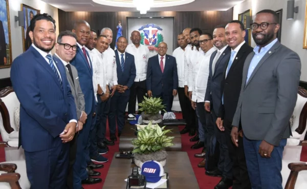 El presidente de la Cámara de Diputados, Alfredo Pacheco junto a la comitiva de AIBI, y diputados presentes en la visita de cortesía de la entidad.