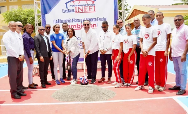 Alberto Rodríguez junto a la gobernadora de San Juan, otros ejecutivos y alumnos