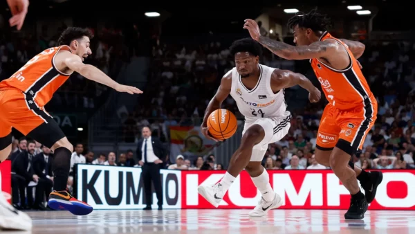 Andrés Feliz intenta completar una ofensiva