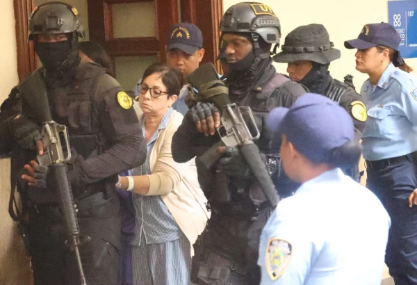 Antonio Espaillar y su hermana Maribel Espaillat, hoy al tribunal. Chaimy Soriano