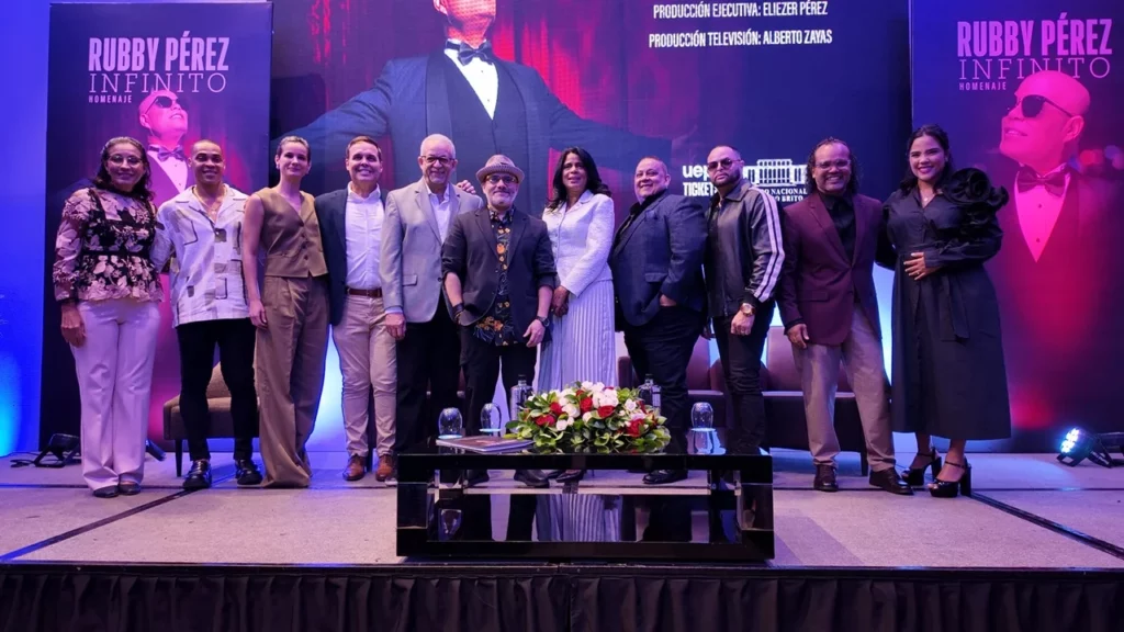 Artistas junto al equipo de producción del tributo a Rubby Pérez