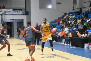Brandon Francis intenta realizar una ofensiva