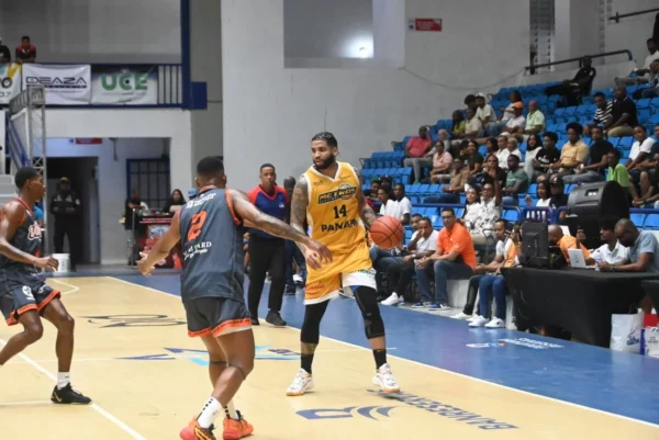 Brandon Francis intenta realizar una ofensiva