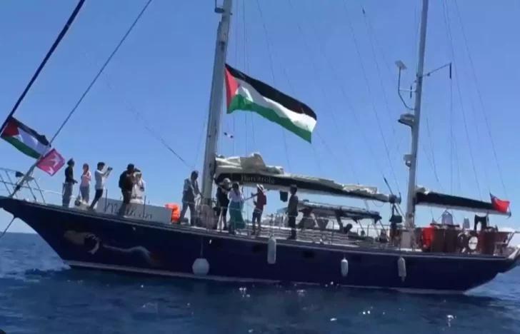 Barco transporta a Greta