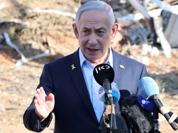 Benjamín Netanyahu con la prensa