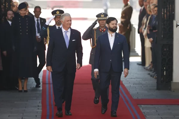 Boric se reúne con los reyes Belgas Felipe y Matilde en su primera visita a Chile