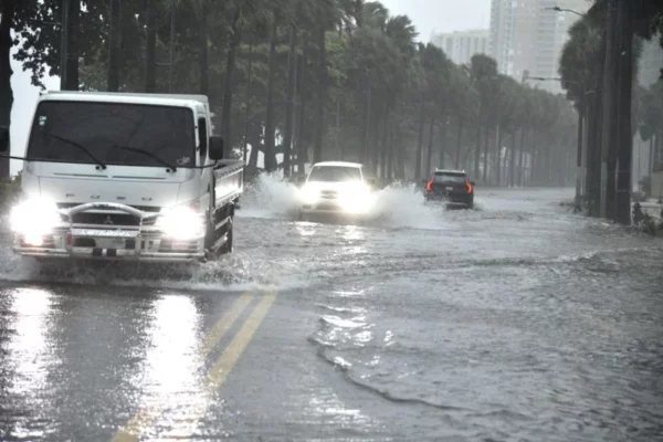 Camión bajo lluvia en la calle