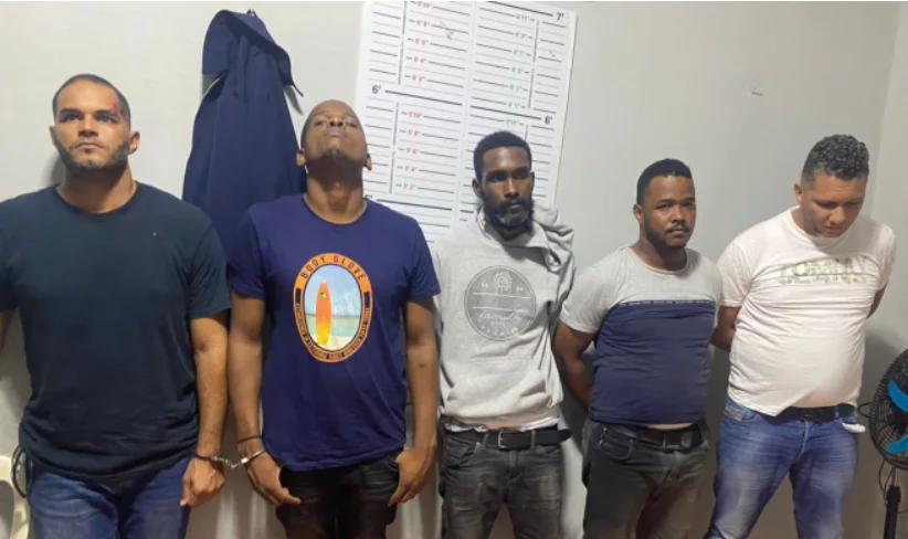 Los apresados son El primer teniente Elvis Esnaider Romero y el cabo Harold Aracena (ambos suspendidos de sus funciones), así como los civiles Darwin Rafael Ortiz Tueni, Luis Felipe Ventura y Wilfredo Nuñez Arias Los apresados son El primer teniente Elvis Esnaider Romero y el cabo Harold Aracena (ambos suspendidos de sus funciones), así como los civiles Darwin Rafael Ortiz Tueni, Luis Felipe Ventura y Wilfredo Nuñez Arias