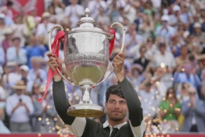 Carlos Alcaraz levanta trofeo