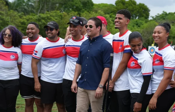 Carlos Bonilla, ministro de la Vivienda, junto a atletas de tiro con arco. Fuente externa