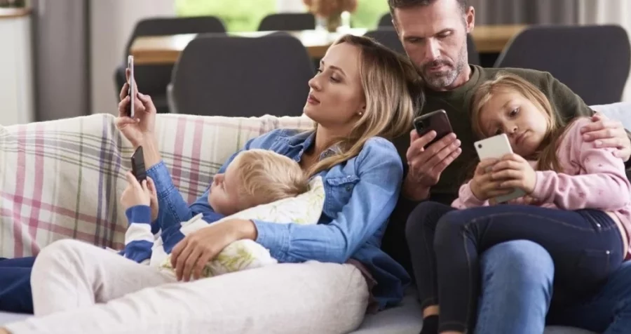 Aunque algunos padres comprenden la problemática y optan por reducir el tiempo frente a pantallas, son muy pocos los que eliminan por completo su uso en edades tempranas, como sería lo ideal en ciertos casos. Aunque algunos padres comprenden la problemática y optan por reducir el tiempo frente a pantallas, son muy pocos los que eliminan por completo su uso en edades tempranas, como sería lo ideal en ciertos casos.