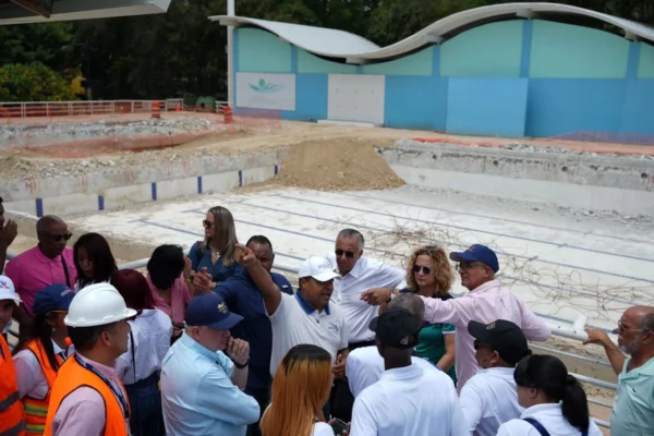 Directivos de Centro Caribe Sports y del Comité Organizador de los XXV Juegos Centroamericanos y del Caribe Santo Domingo 2026 durante una visita al Centro Acuático del Centro Olímpico Juan Pablo Duarte, que se remoza con miras al evento.