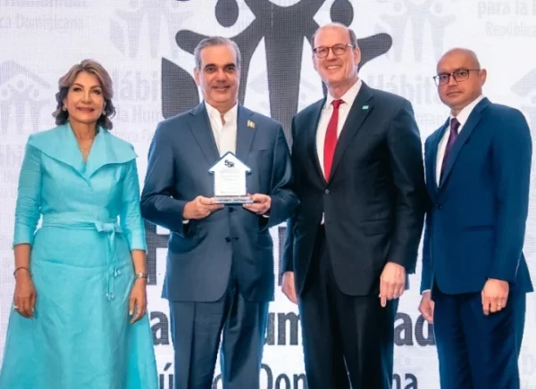 Cesarina Fabián, Luis Abinader, Jonathan Reckford y Ernesto Castro. Fuente externa