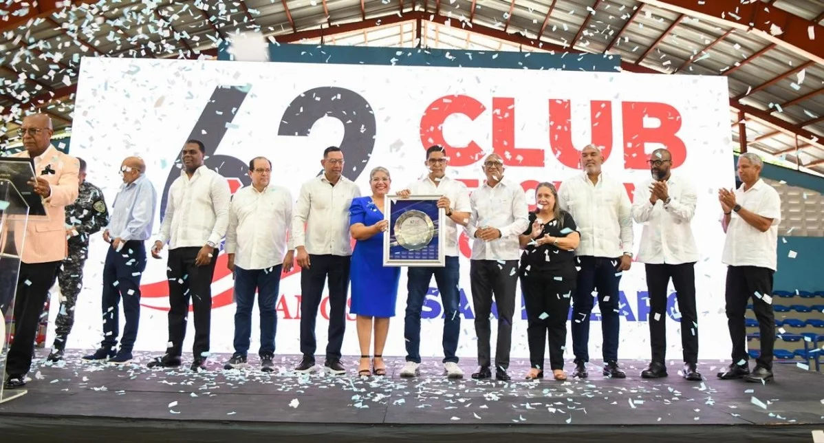 Club San Lázaro reconoce a Rafael Uribe en la celebración del 62 aniversario de su fundación.