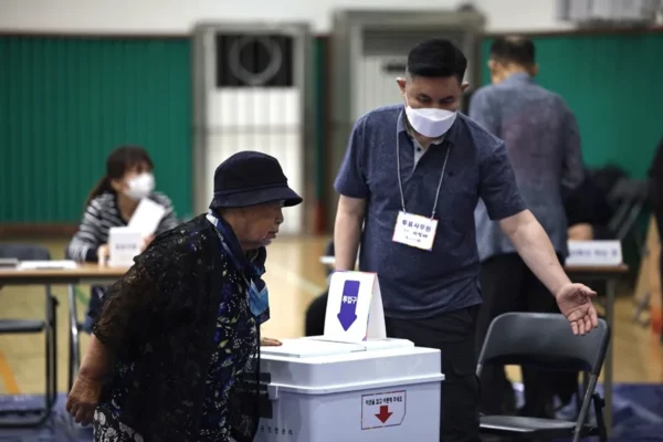 Corea del Sur abre las urnas en elecciones generales anticipadas
