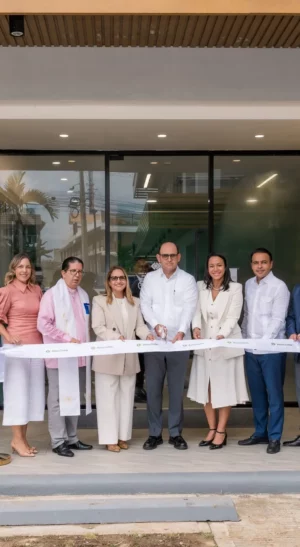 Corte de cinta sucursal Bávaro de Banco Caribe. Fuente externa