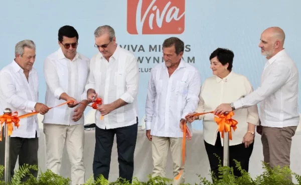 David Collado y Luis Abinader cortan la cinta junto a ejecutivos del complejo. Fuente externa