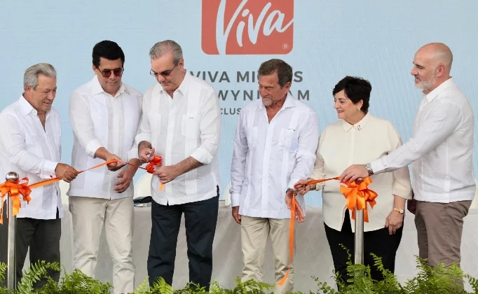 David Collado y Luis Abinader cortan la cinta junto a ejecutivos del complejo. Fuente externa David Collado y Luis Abinader cortan la cinta junto a ejecutivos del complejo. Fuente externa