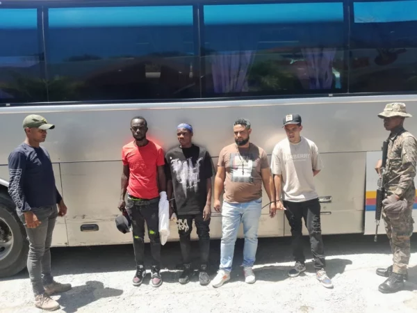 Detenidos por tráfico haitianos