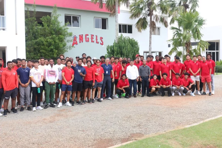Diógenes De La Cruz y Daniel Ramirez, de la DCNB, junto a prospectos de la academia de Anaheim Diógenes De La Cruz y Daniel Ramirez, de la DCNB, junto a prospectos de la academia de Anaheim
