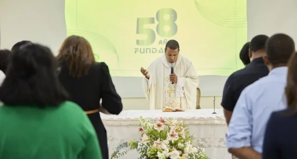 Directivos de la entidad durante el acto religioso. Fuente externa