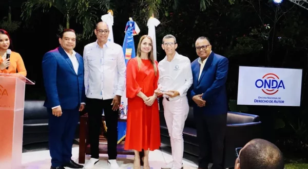 Director de la ONDA y Pochi Familia, junto a familiares del Raffy Matías