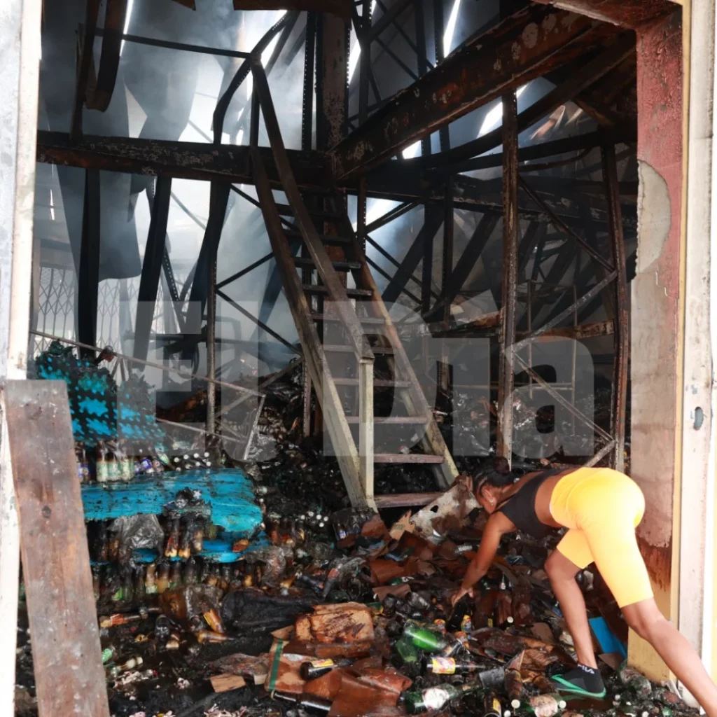 Fuego afecta instalaciones del merca santo domingo