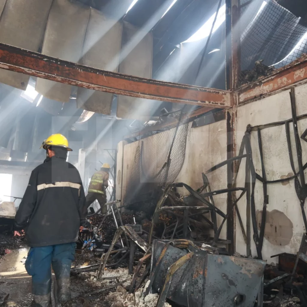 El incendio en el Merca Santo Domingo dejó pérdidas estimadas entre los 700 y 800 millones de pesos.