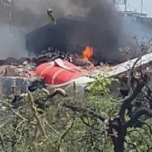 Un avión de Air India se estrelló poco después de despegar de Ahmedabad con más de 240 pasajeros a bordo