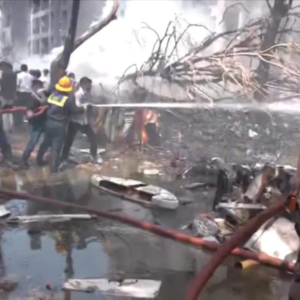 Personal de emergencia trabaja en el lugar del accidente de un avión de Air India en Ahmedabad, India, el 12 de junio de 2025, en esta imagen fija tomada de un video. ANI/Reuters TV vía REUTERS