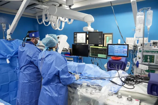 Doctores Vidal y Núñez realizando ablación por campo pulsado FARAPULSE™