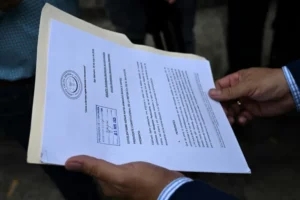 Un abogado salvadoreño muestra, el 5 de mayo de 2025 en San Salvador, una petición remitida al presidente Nayib Bukele para resolver el caso de los migrantes venezolanos encarcelados en El Salvador