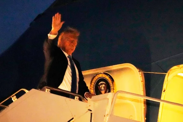 El presidente de Estados Unidos, Donald Trump, sube al Air Force One en el aeropuerto internacional de Calgary, el lunes 16 de junio de 2025 en Calgary, Canadá, para regresar a Washington.