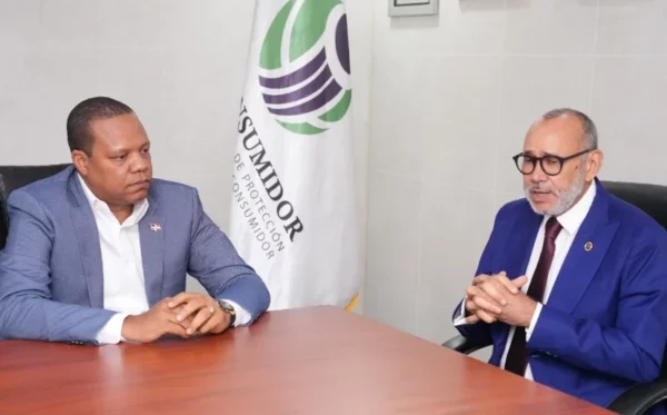 Eddy Alcántara y Víctor Castro en una reunión.