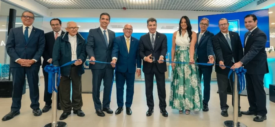 El Banco Popular Dominicano inauguró moderna oficina en Ágora Santiago Center con conexión remota a otras sedes. El Banco Popular Dominicano inauguró moderna oficina en Ágora Santiago Center con conexión remota a otras sedes.