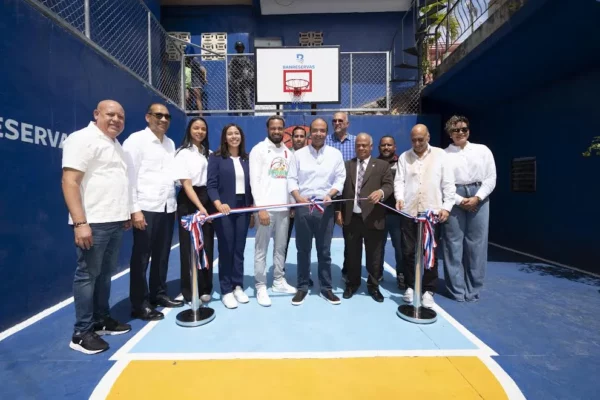 Samuel Pereyra, corta la  cinta para en la inauguración.