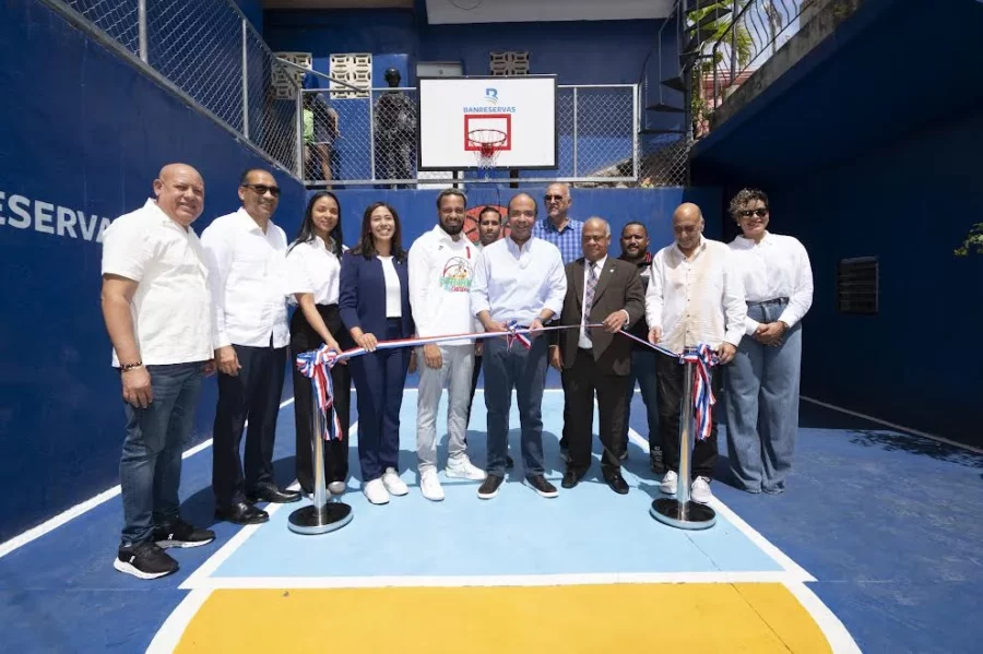 Samuel Pereyra, corta la cinta para en la inauguración. Samuel Pereyra, corta la cinta para en la inauguración.
