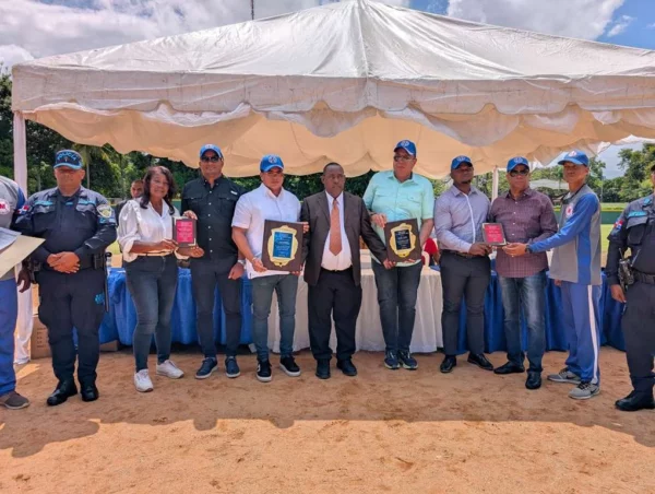 Luisito Mercedes junto a parte de los  reconocidos.   externa