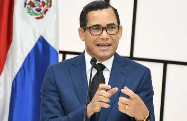 Ministro de Trabajo, Eddy Olivares, explica RD$12,500 millones de inversión para Senasa y otras ARS, serán entregados de manera escalonada.