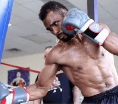 Edwin De Los Santos busca derrotar a Keyshawn Davis. Fuente externa