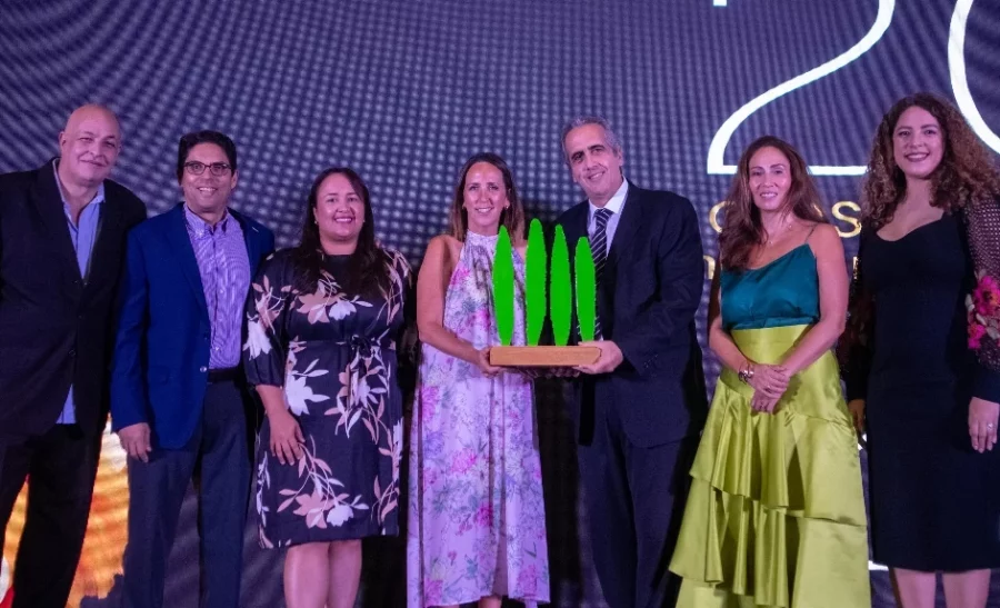 Ejecutivos de Sistema Coca-Cola reciben el reconocimiento. Fuente externa Ejecutivos de Sistema Coca-Cola reciben el reconocimiento. Fuente externa
