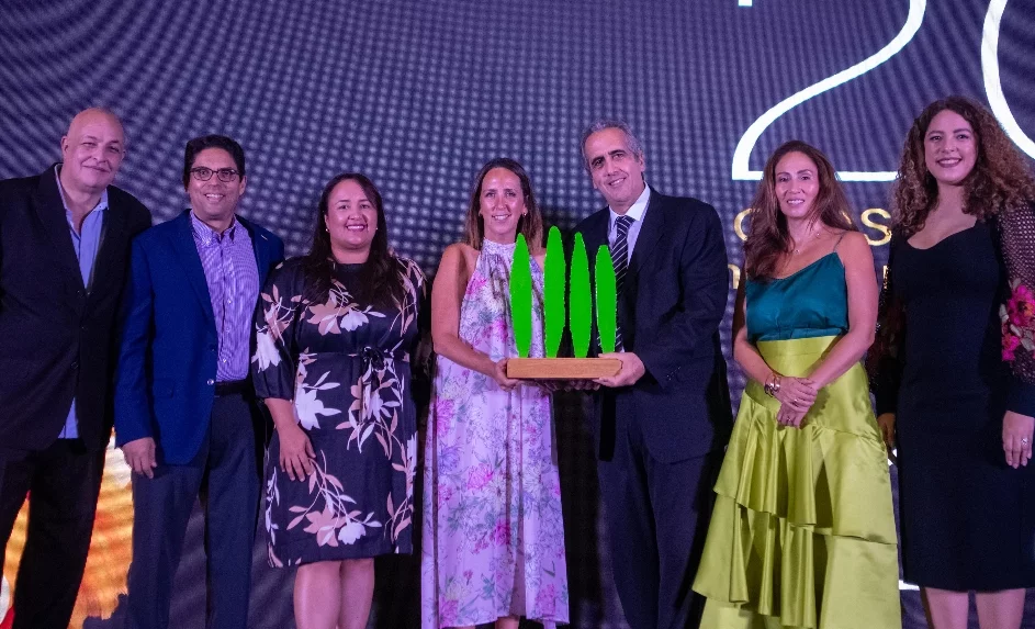 Ejecutivos de Sistema Coca-Cola reciben el reconocimiento. Fuente externa