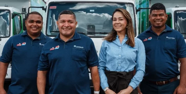 Ejecutivos de ambas empresas luego de incorporar la flotilla de camiones. Fuente externa